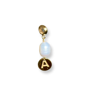
                  
                    Laad afbeelding in Gallery viewer, Pearl letter charm
                  
                