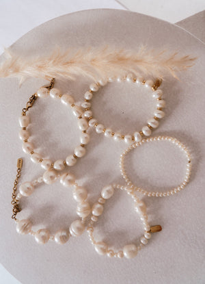 
                  
                    Load image into Gallery viewer, The Nalu - Small elastic pearl bracelet
                  
                