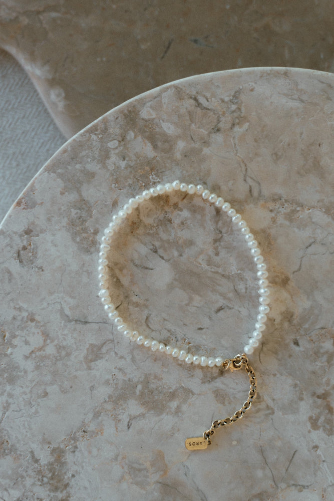
                  
                    Load image into Gallery viewer, The Cali – Small pearl bracelet
                  
                