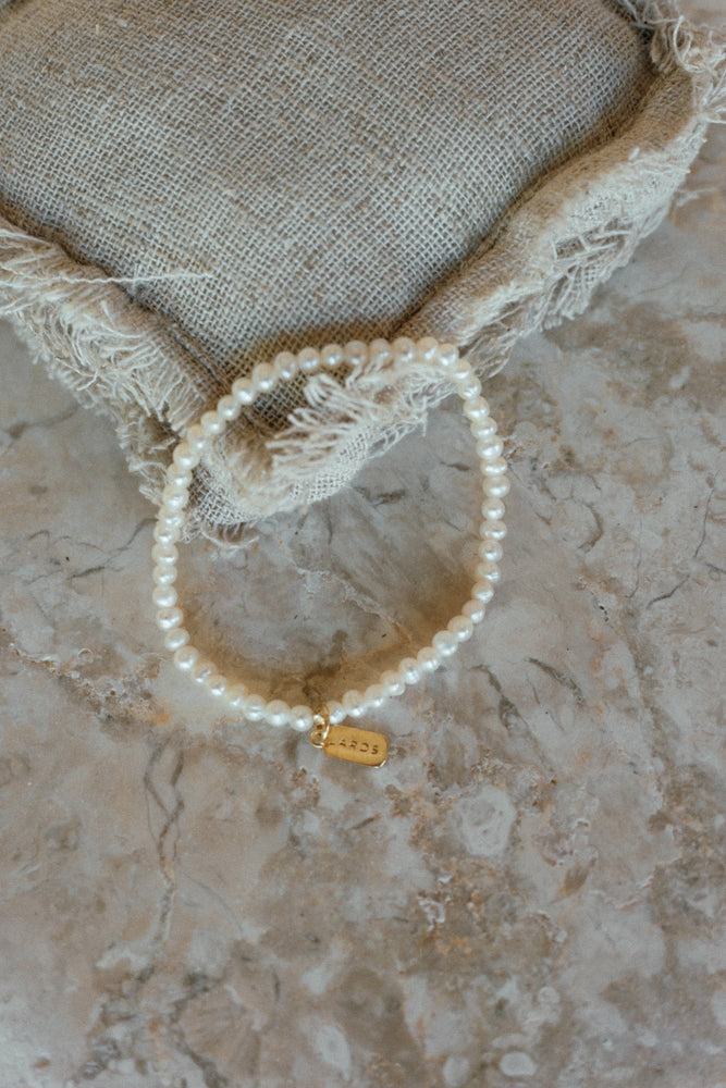 
                  
                    Load image into Gallery viewer, The Nalu - Small elastic pearl bracelet
                  
                